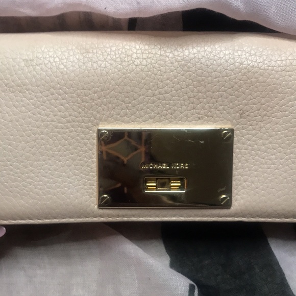 Michael Kors pink locking wallet - Picture 2 of 14